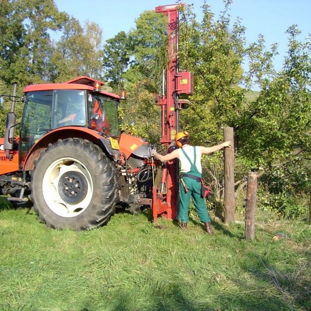 3. Bezpe  nost pr  ce lze t  eba db  t nejen p  i samotn  m zatlouk  n    ale i p  i manipulaci a naj    d  n   traktoru ke k  lu.