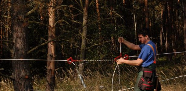 a18.   et  zov   nap  n  k   v  born   pomocn  k p  i mont    i    i oprav  ch oplocen  .